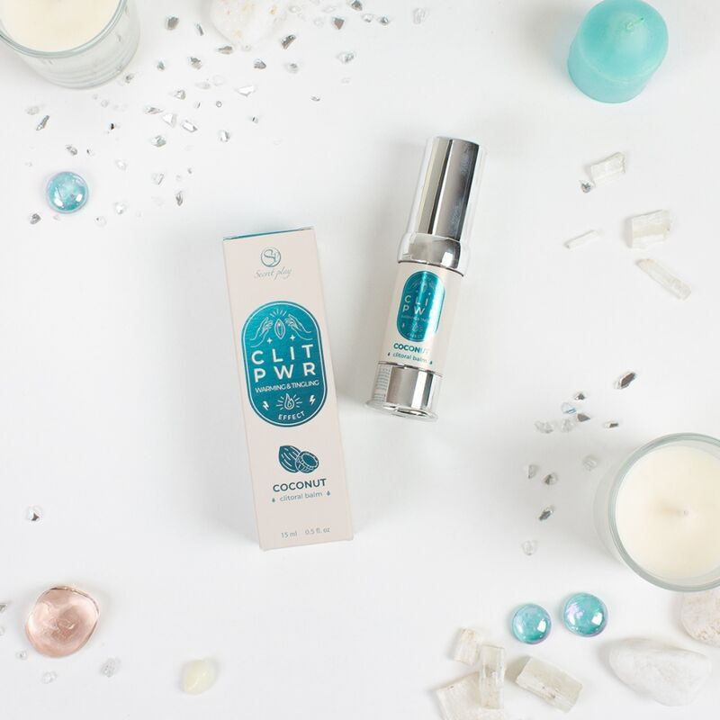 Cilindrische fles en doos met tekst CLIT PWR Coconut. Decoratieve elementen op witte achtergrond.