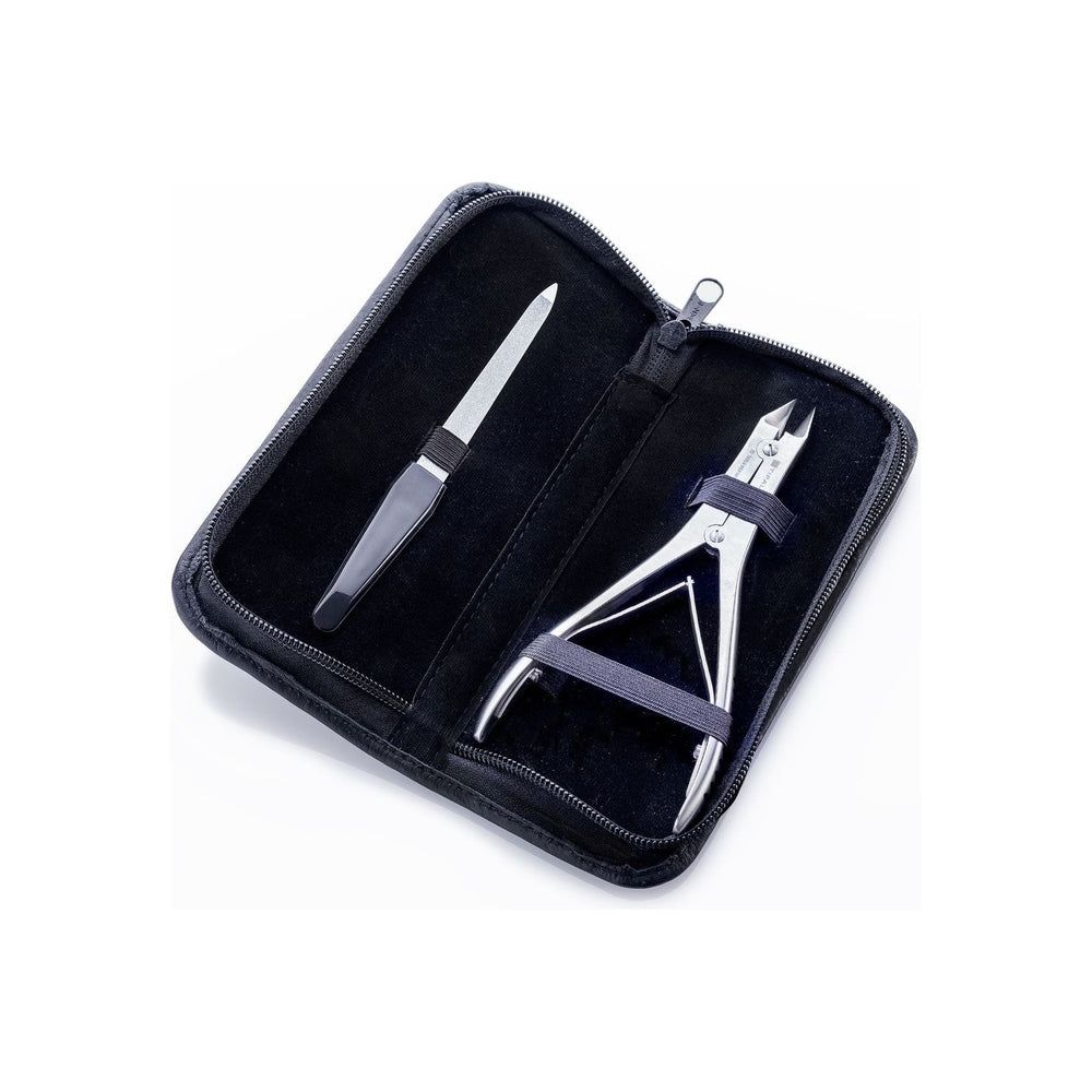 Ensemble de coupe-cuticules et lime à ongles dans un étui noir zippé.