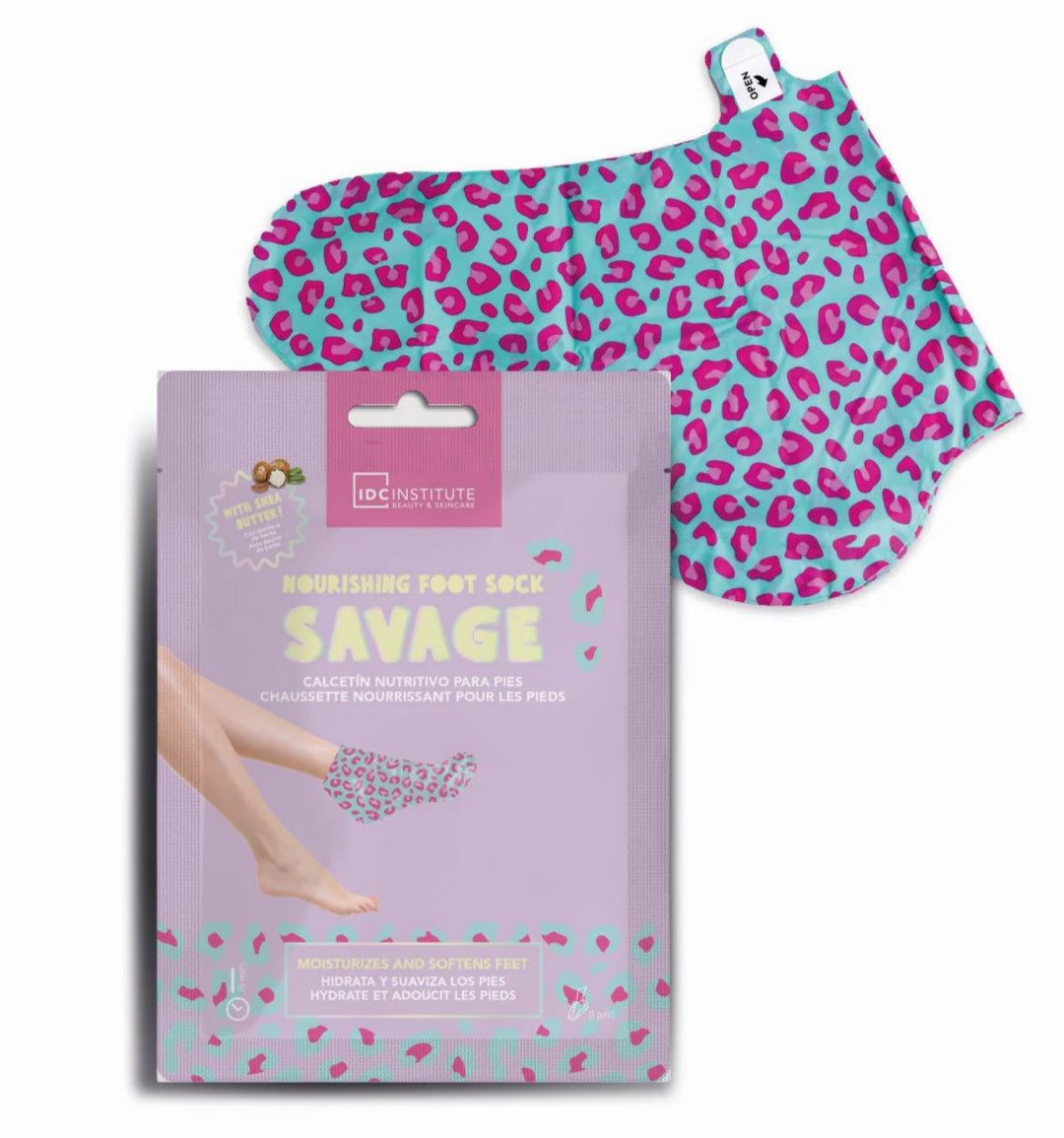 Masque pour les pieds et emballage. Emballage violet avec image de pied. Chaussette à motif léopard. Marque : IDC Institute. Texte : Savage.