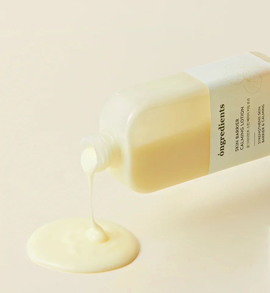 ONGREDIENTS Skin Barrier Calming Lotion wordt uit een fles gegoten. Kalmerende lotion voor de huid.