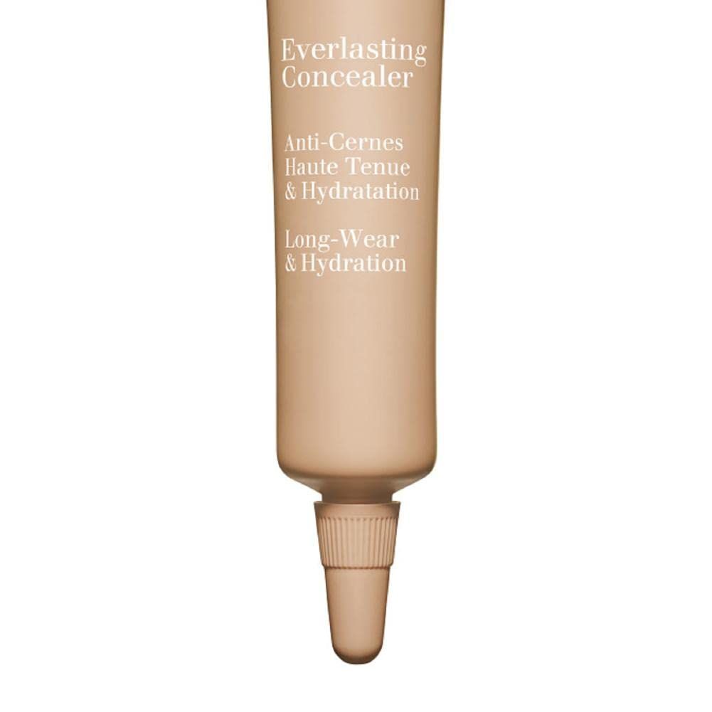 Gros plan sur l'extrémité d'un tube de correcteur beige. Texte : Everlasting Concealer, Anti-Cernes, Haute Tenue & Hydratation.