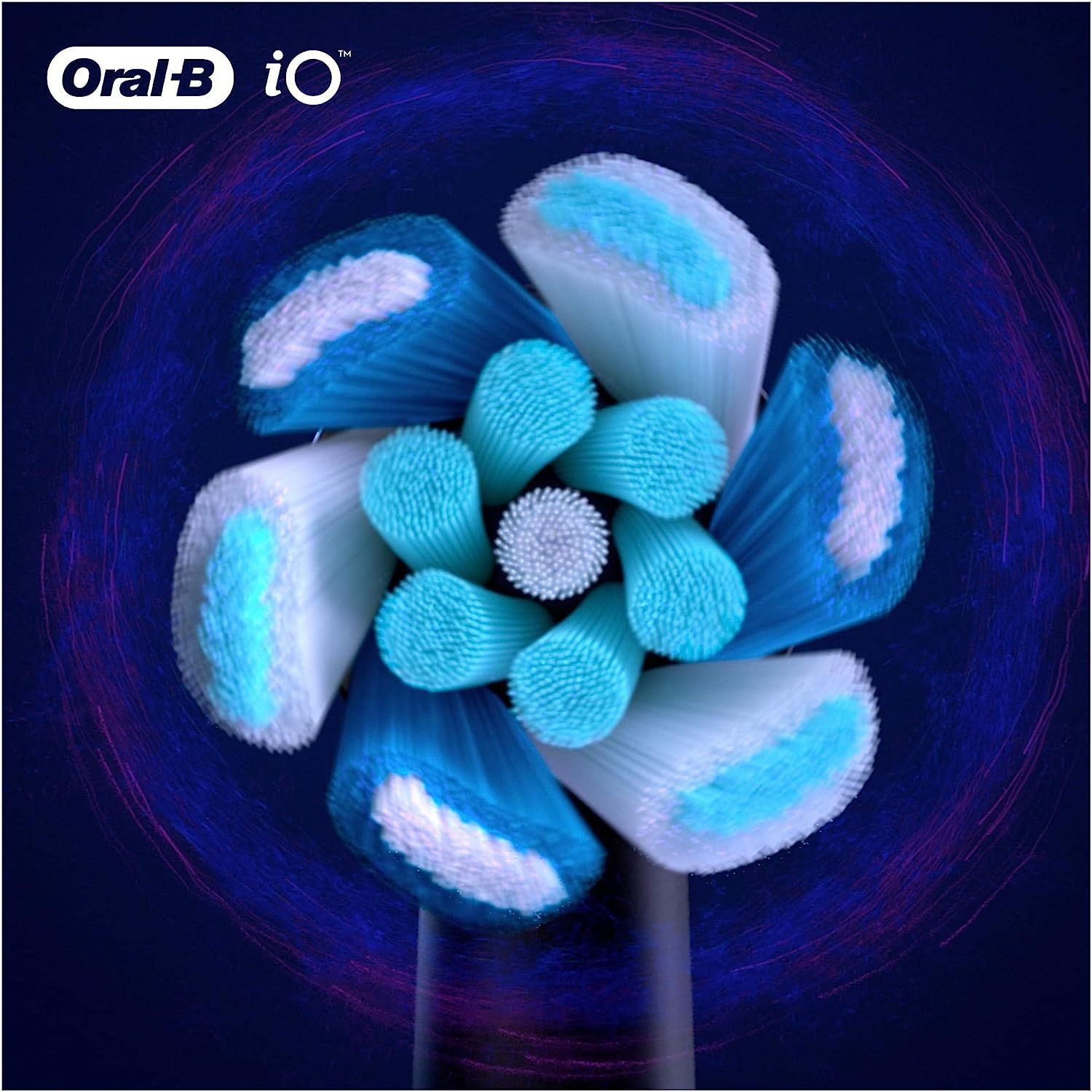 Vue de dessus de la tête de brosse d'une Oral-B iO avec poils bleus et blancs.
