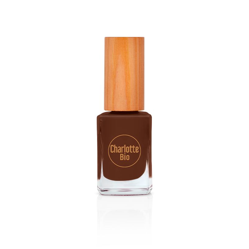 Nagellakflesje met bruine lak en houten dop. Op het flesje staat "Charlotte Bio".