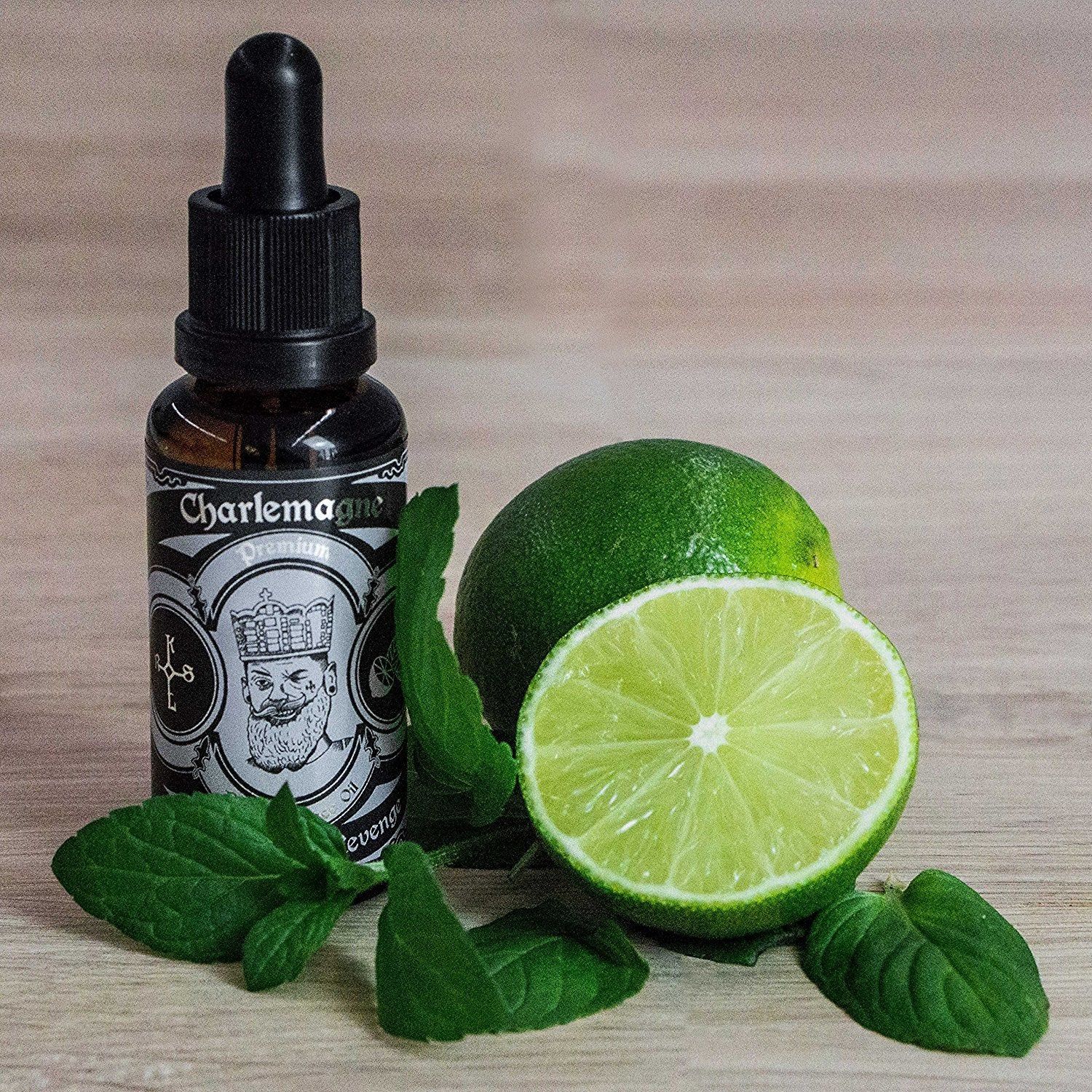 Flacon compte-gouttes brun à côté de citrons verts et de feuilles de menthe.