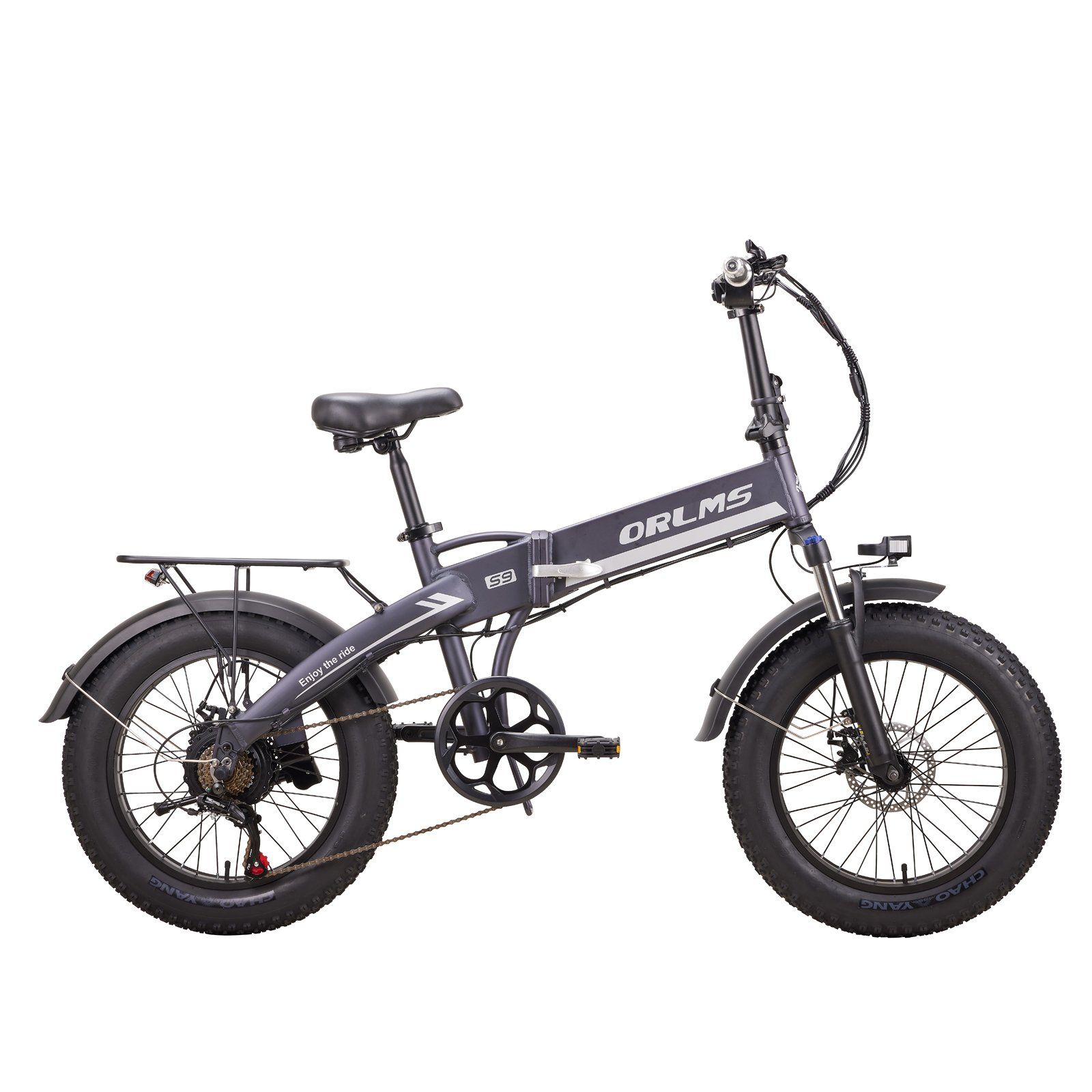 Vélo électrique pliable gris, pneus larges. Logo ORLMS sur le cadre. Porte-bagages et feu arrière.