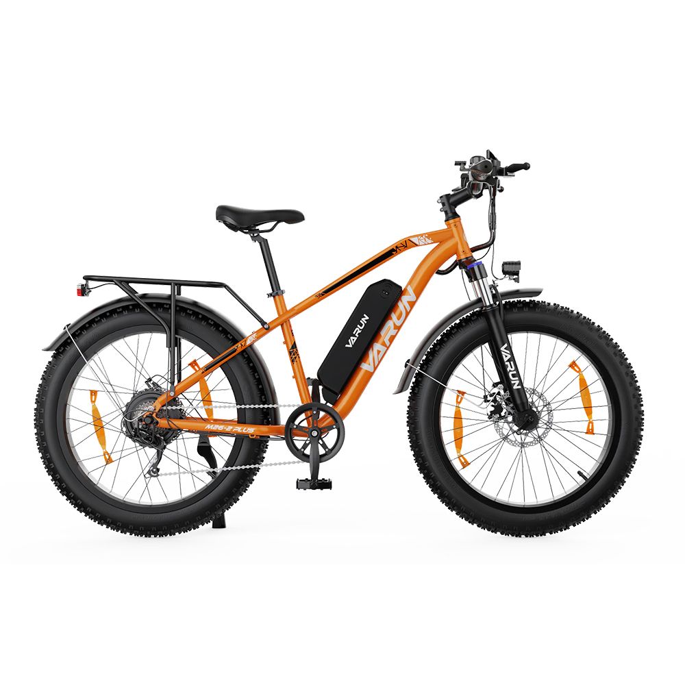 Oranje VARUN M26-2 Plus elektrische mountainbike met zwarte accu, bagagerek en brede banden. Zwart zadel.