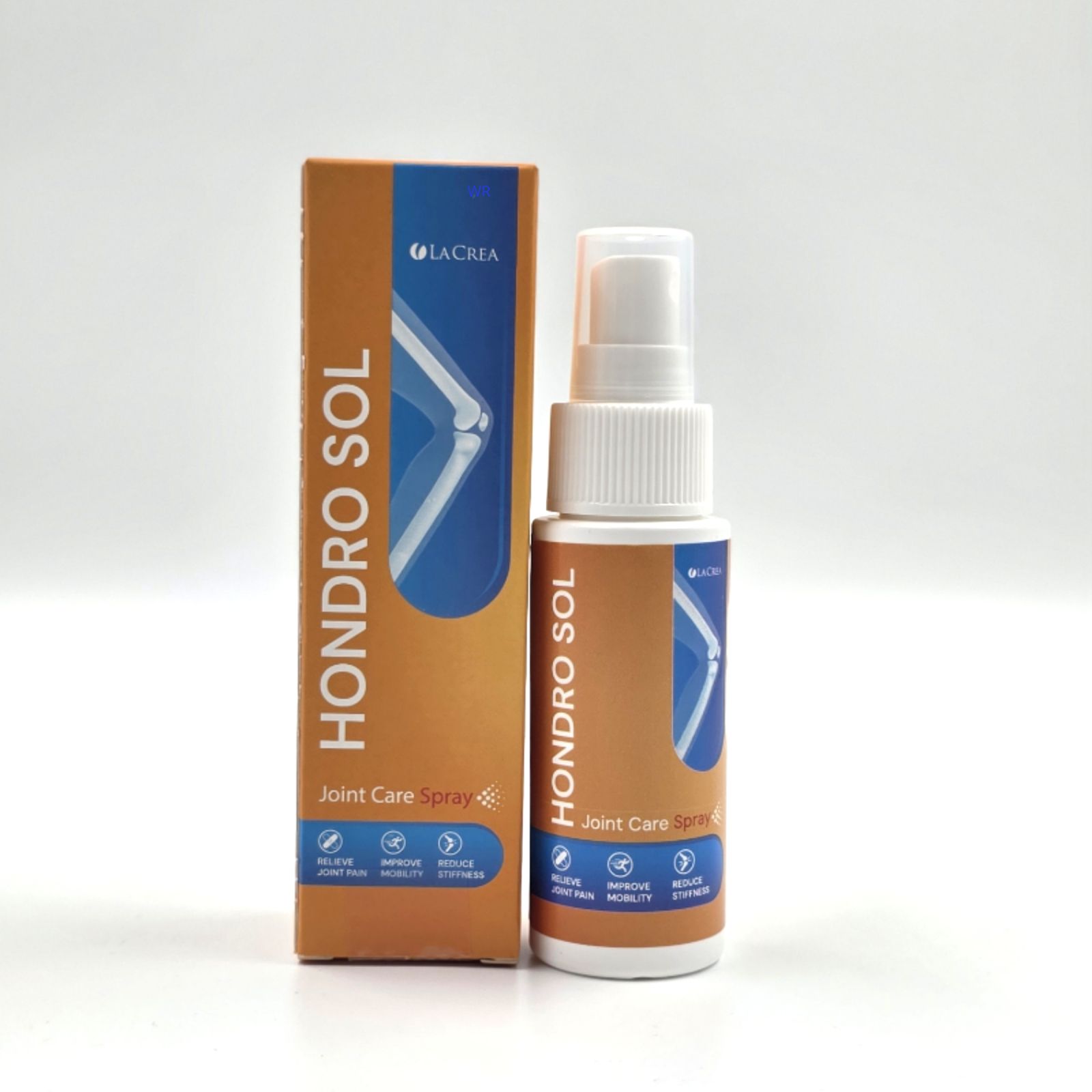 Productfles en verpakking. Witte sprayfles en oranje-bruine doos. Tekst: "Hondro Sol", "Joint Care Spray". Blauwe symbolen.