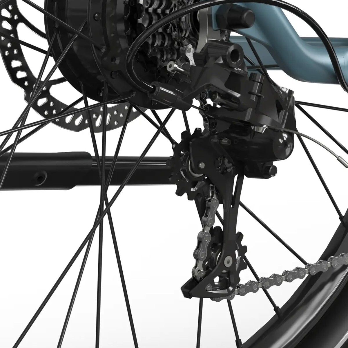 Gros plan de la roue arrière d'un vélo électrique. Engrenages noirs, chaîne et disque de frein.