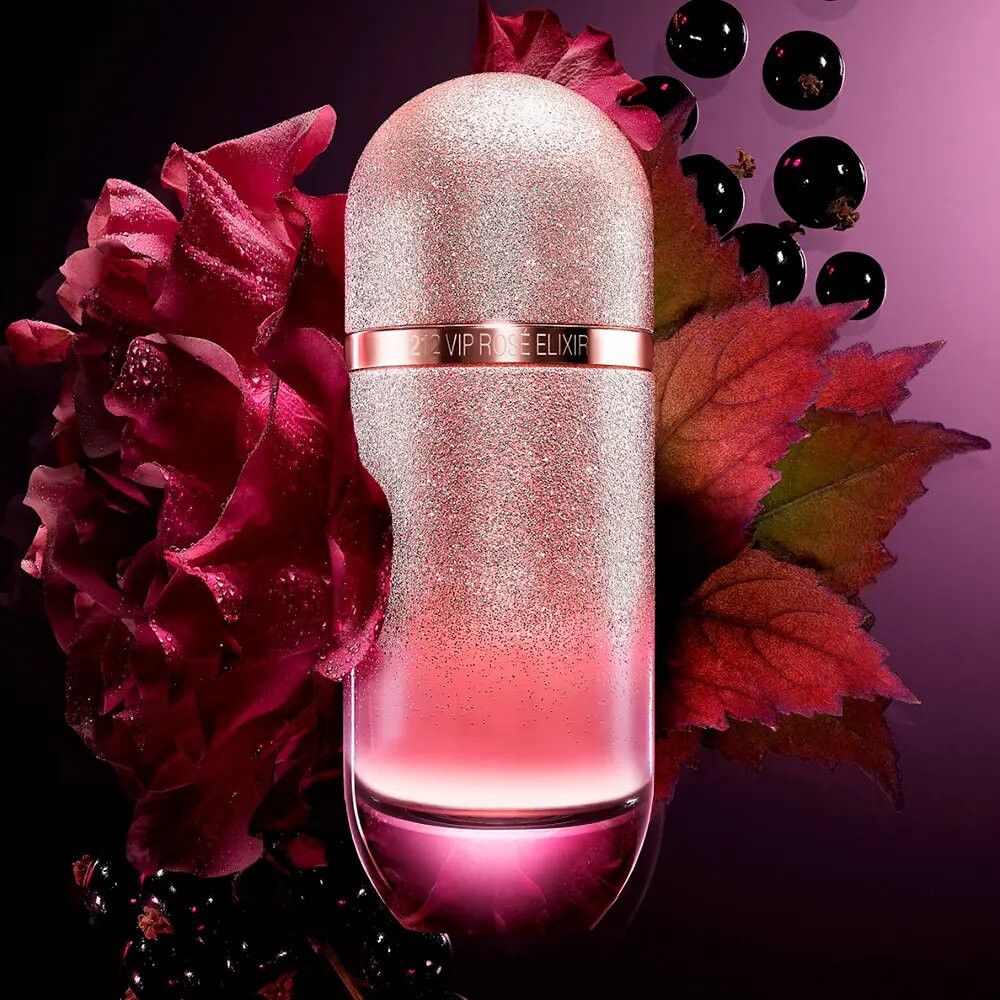 Flacon rose scintillant. Inscription: VIP Rosé Elixir. Entouré de feuilles rouges et de cassis.