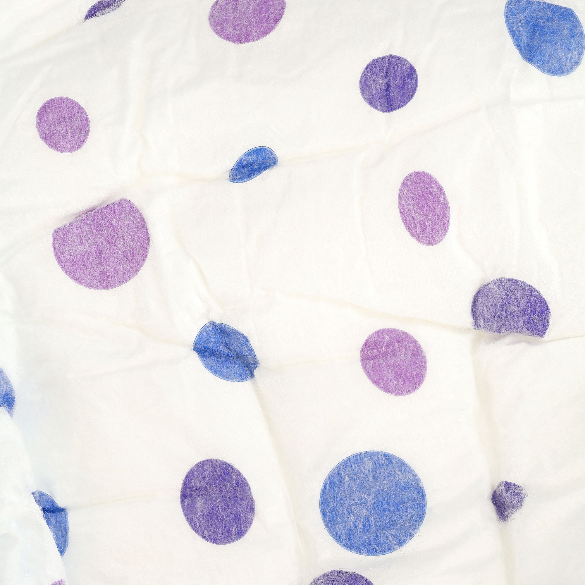 Close-up van een luier met paarse en blauwe stippen.