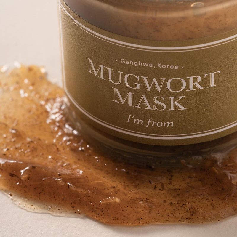 Glazen pot met "Mugwort Mask" etiket. Daarnaast een uitstrijk van het masker.