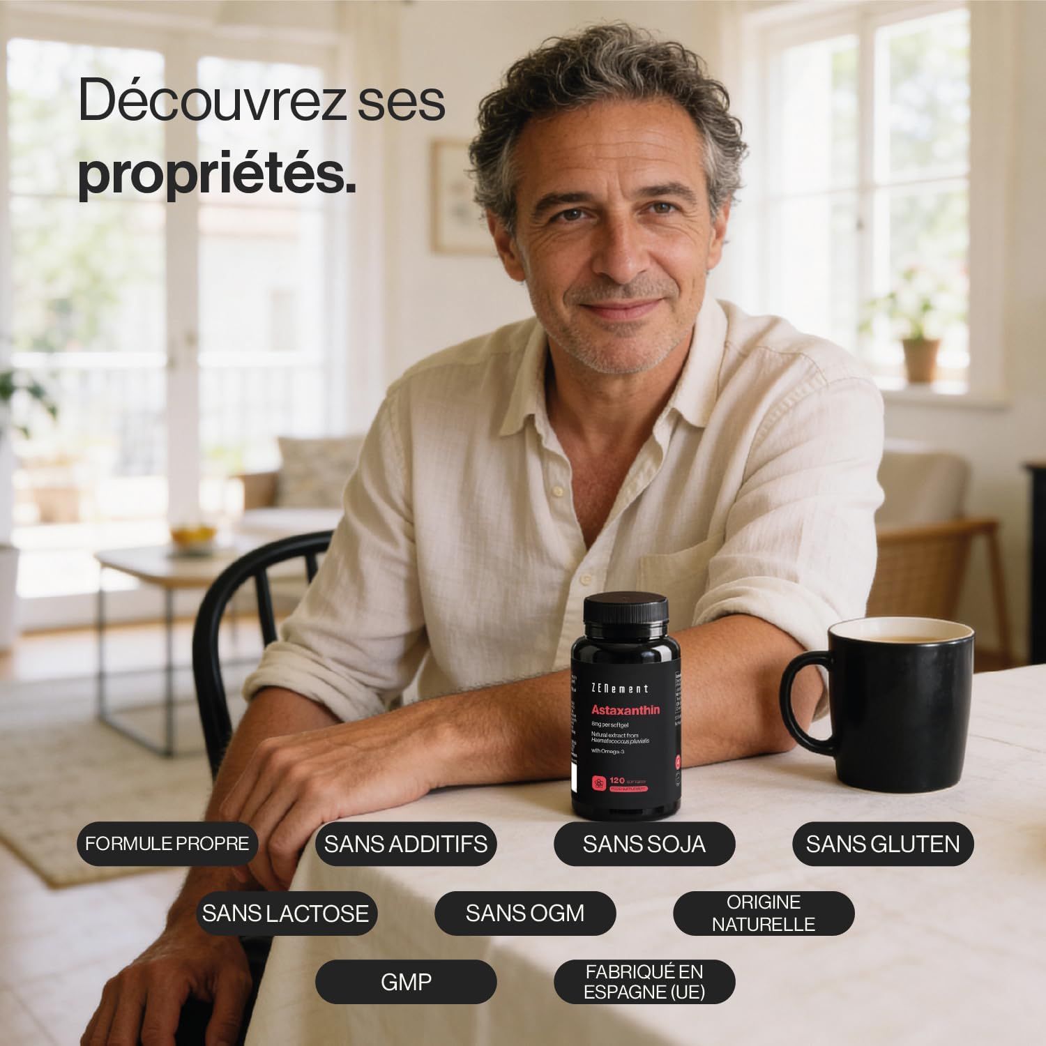 Homme assis à table avec une bouteille de complément alimentaire et une tasse de café. Étiquettes : "Formule propre", "Sans additifs", "Sans soja", "Sans gluten", "Sans lactose", "Sans OGM", "Origine naturelle", "GMP", "Fabriqué en Espagne (UE)".