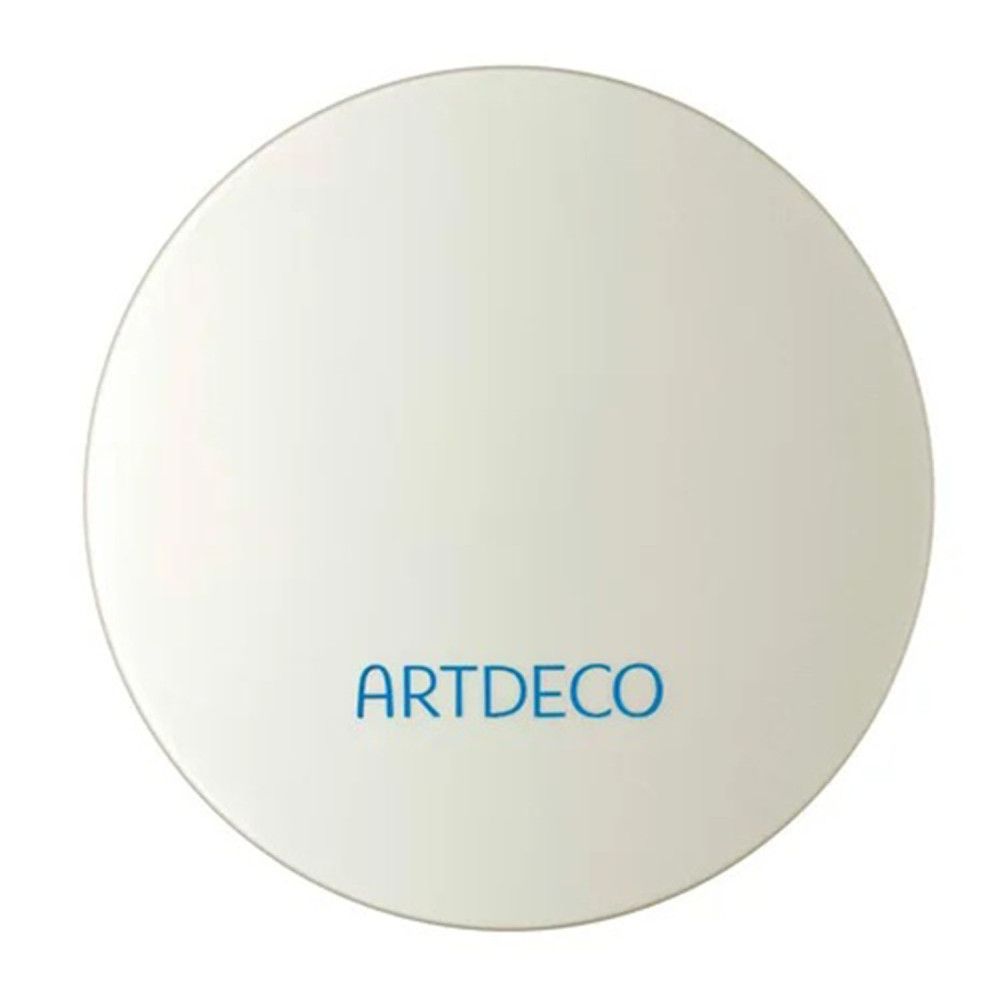 Ronde, witte poederdoos met blauwe ARTDECO-letters.