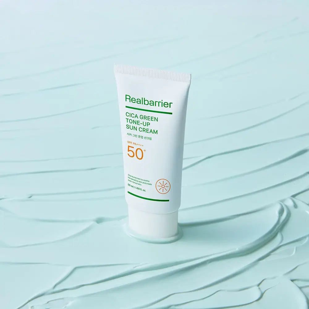 Un tube de crème solaire Real Barrier Cica Green Tone-Up, sur fond bleu clair.