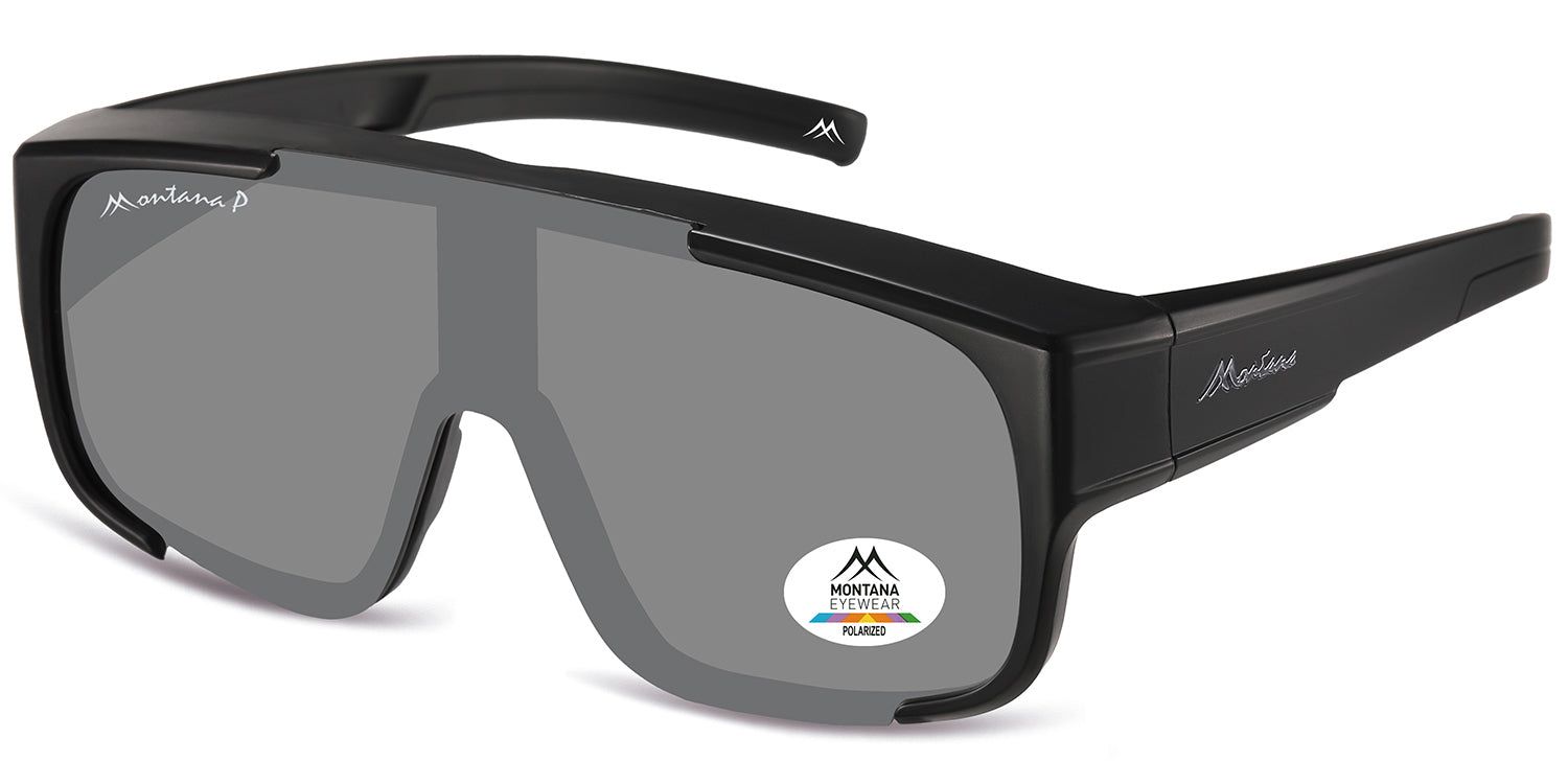Lunettes de soleil enveloppantes noires, verres gris. Logo Montana Eyewear et autocollant Polarized. Vue latérale.