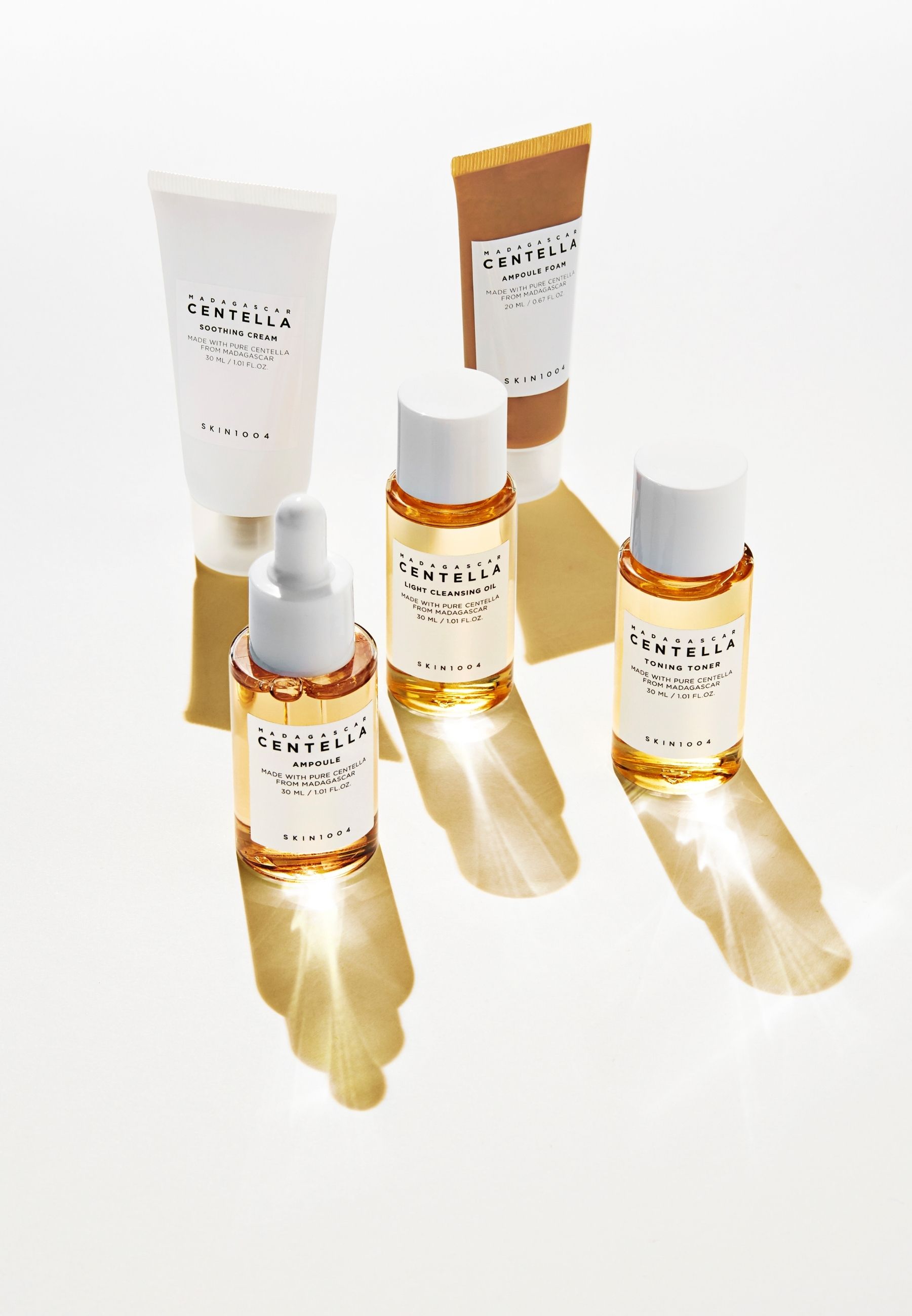 Diverse huidverzorgingsproducten, waaronder flesjes en tubes. Producten zijn op witte achtergrond geplaatst. Schaduwen.