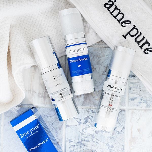 Plusieurs produits âme pure, dont le gel platine Collagen Therapy, sur une surface carrelée.