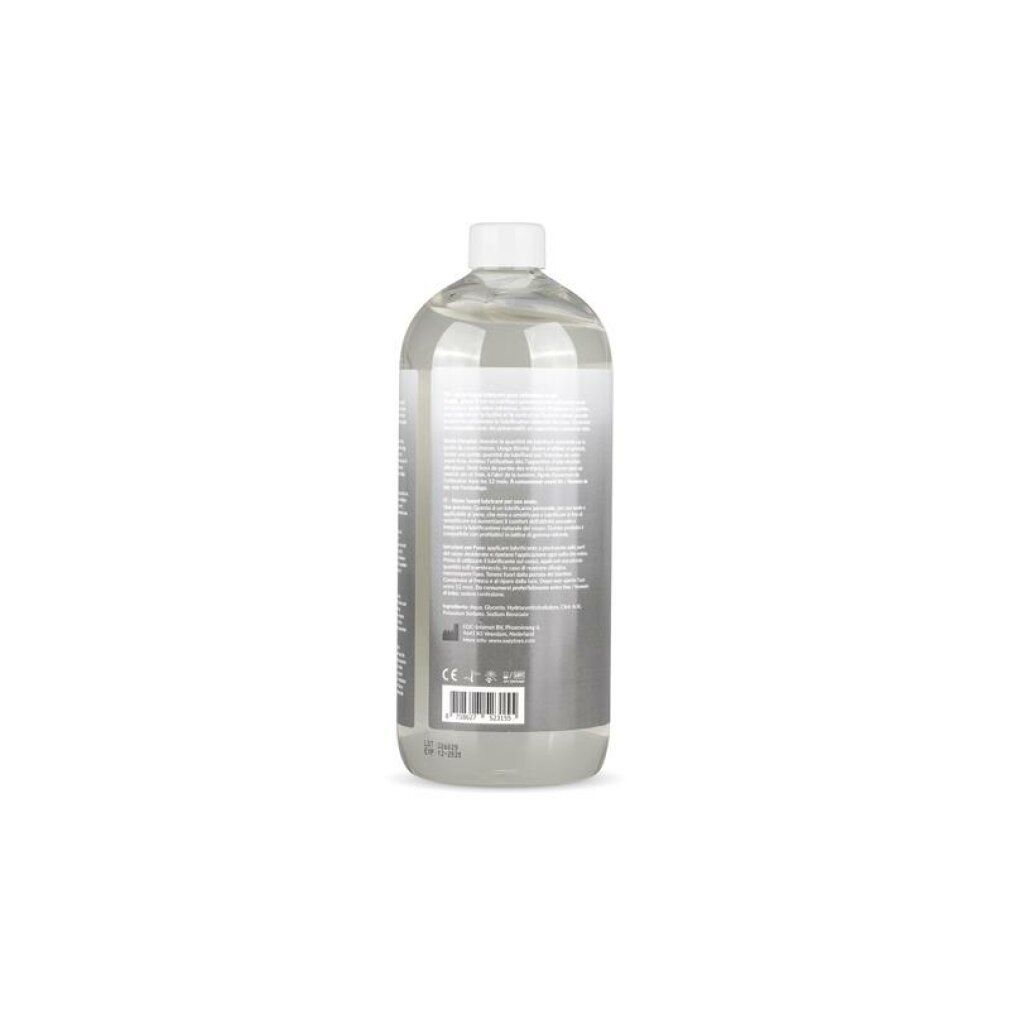 Achterkant van een transparante fles met etiket. Tekst en barcode zichtbaar.