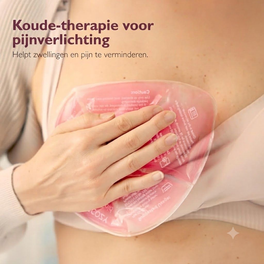 Een hand houdt een roze gelkompres op de borst.