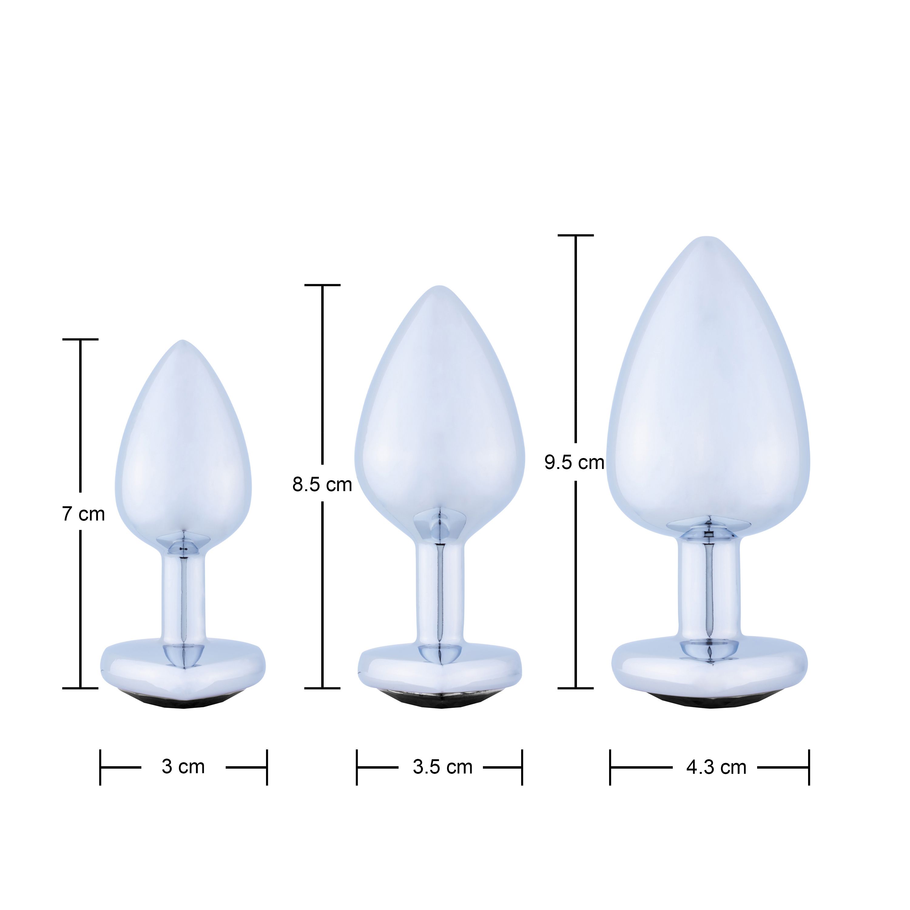 Drie metalen anaal plugs met maatindicaties. Verschillende maten, glanzend oppervlak.