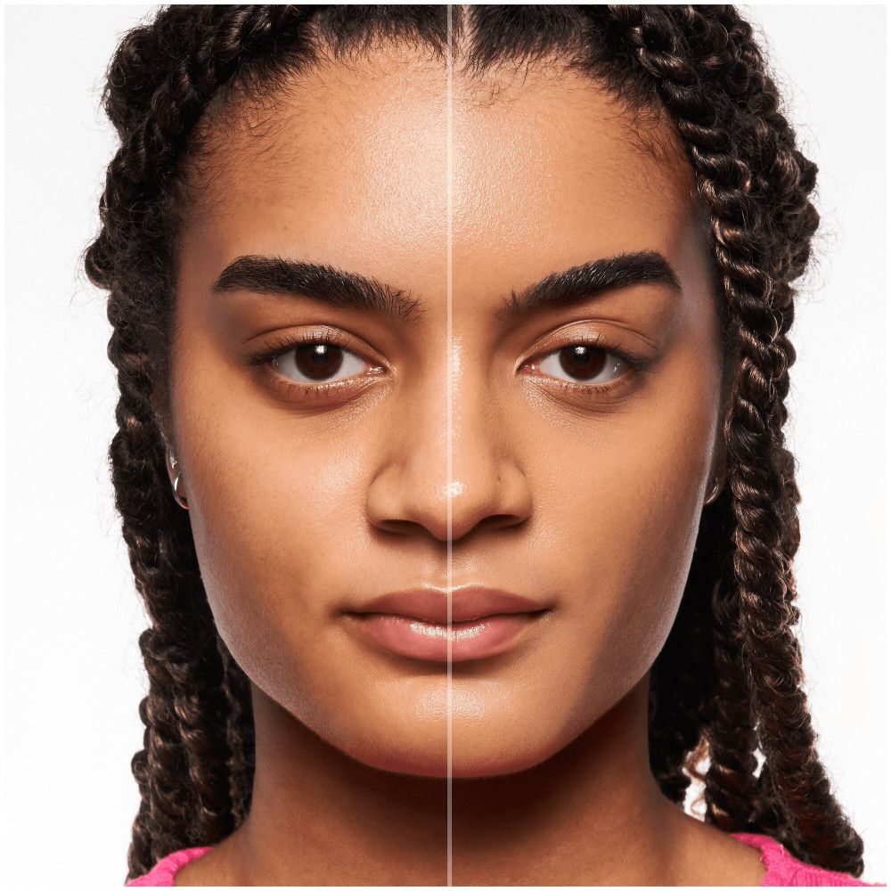 Visage, moitié avec fond de teint, moitié sans. Comparaison de la couvrance.