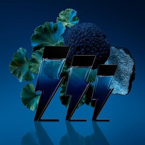 Drie blauwe flessen in bliksemvorm, omringd door bladeren en een blauwe achtergrond.