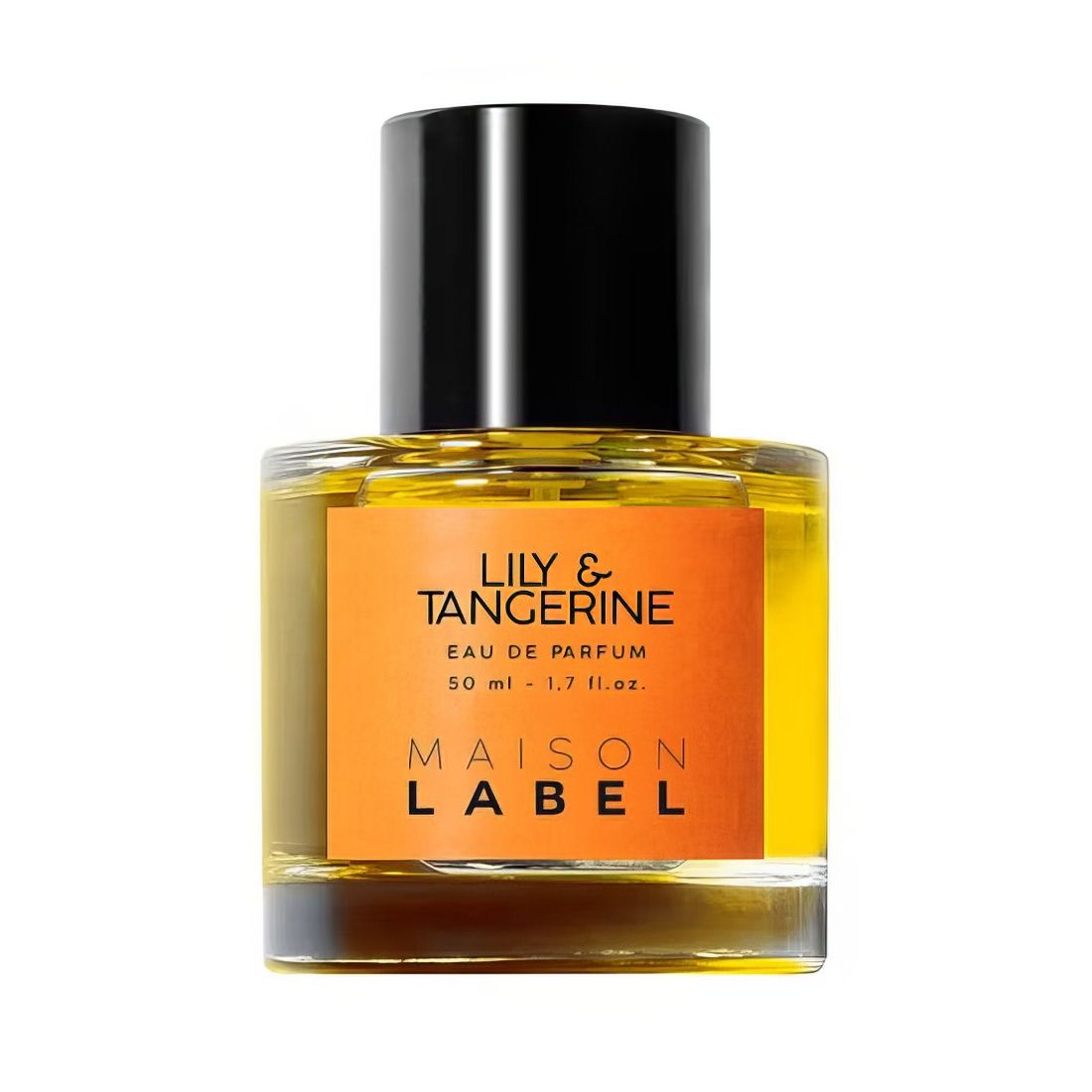 Flacon de parfum avec bouchon noir. Étiquette orange avec texte: Lily & Tangerine, Eau de Parfum, Maison Label.