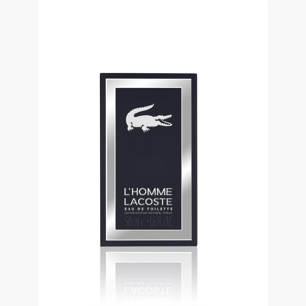 Emballage de Lacoste L'Homme Eau de Toilette. Boîte noire avec cadre argenté et logo crocodile. Texte : L'Homme Lacoste.