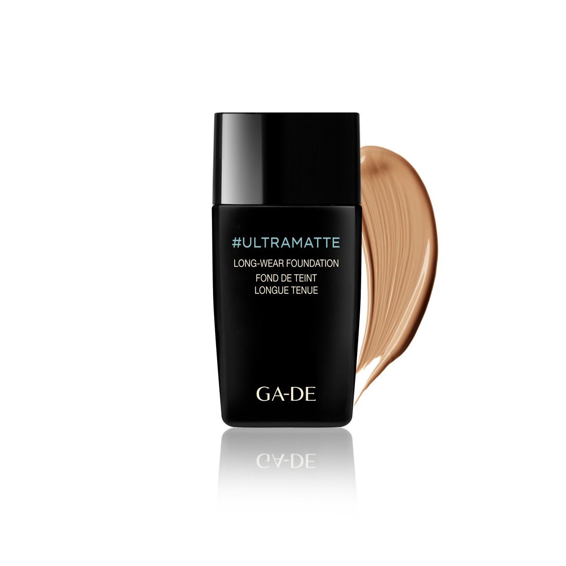 Zwarte fles met opschrift #ULTRAMATTE, GA-DE. Daarnaast een veeg foundation.