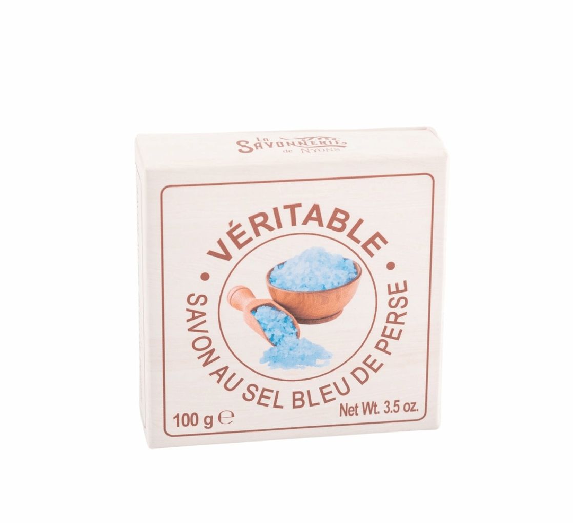 Vierkante verpakking met tekst: VÉRITABLE SAVON AU SEL BLEU DE PERSE. Illustratie van blauwe kristallen in kom en lepel. Netto gewicht 3.5 oz.