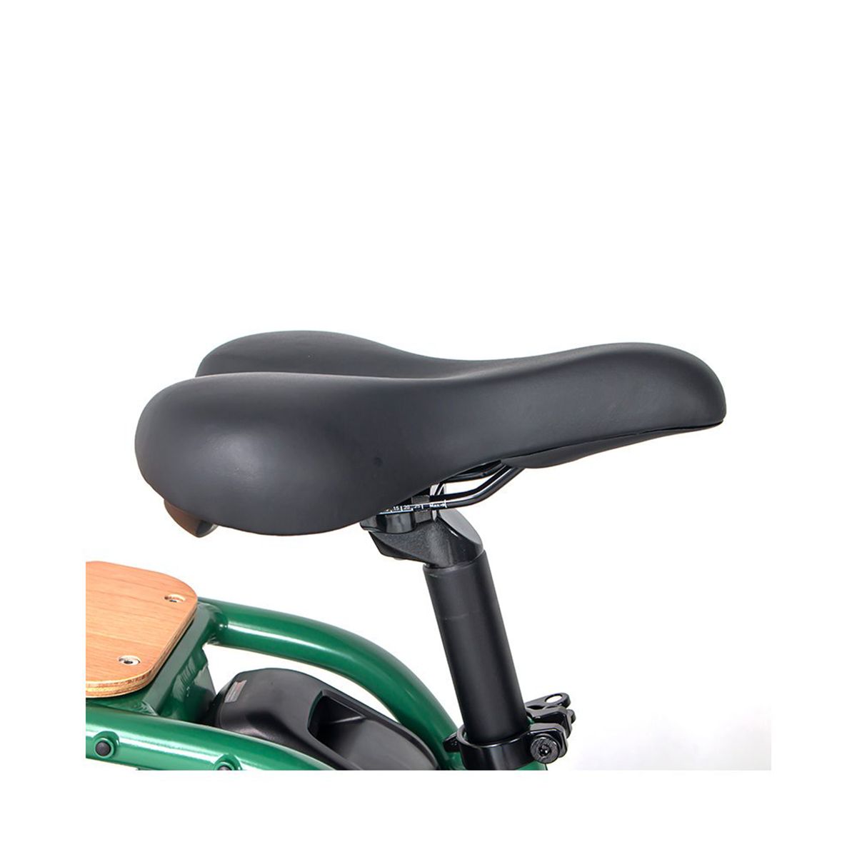 Zwart, gewatteerd fietszadel met ergonomische vorm. Gemonteerd op groen frame.