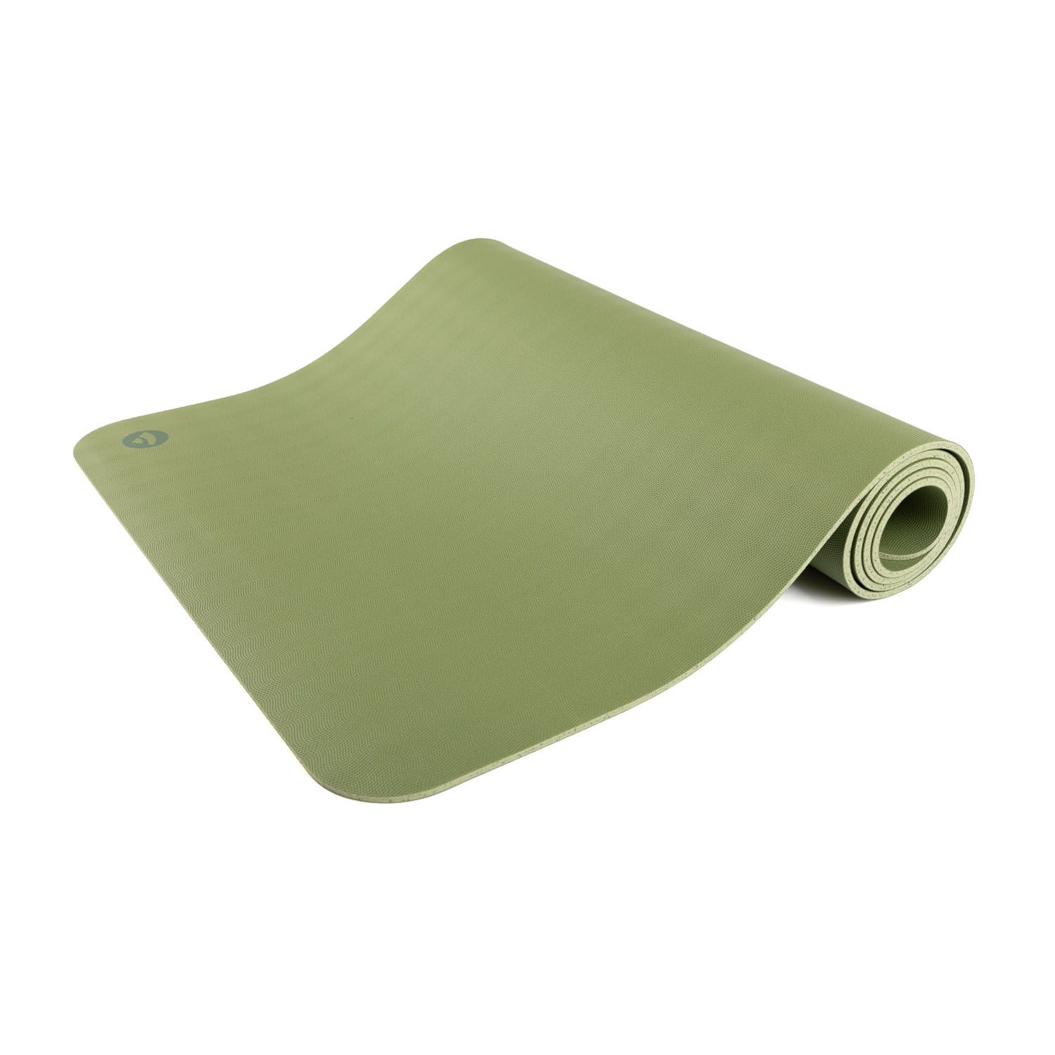 Groene yogamat, opgerold. Logo zichtbaar. Natuurrubber. Op witte achtergrond.