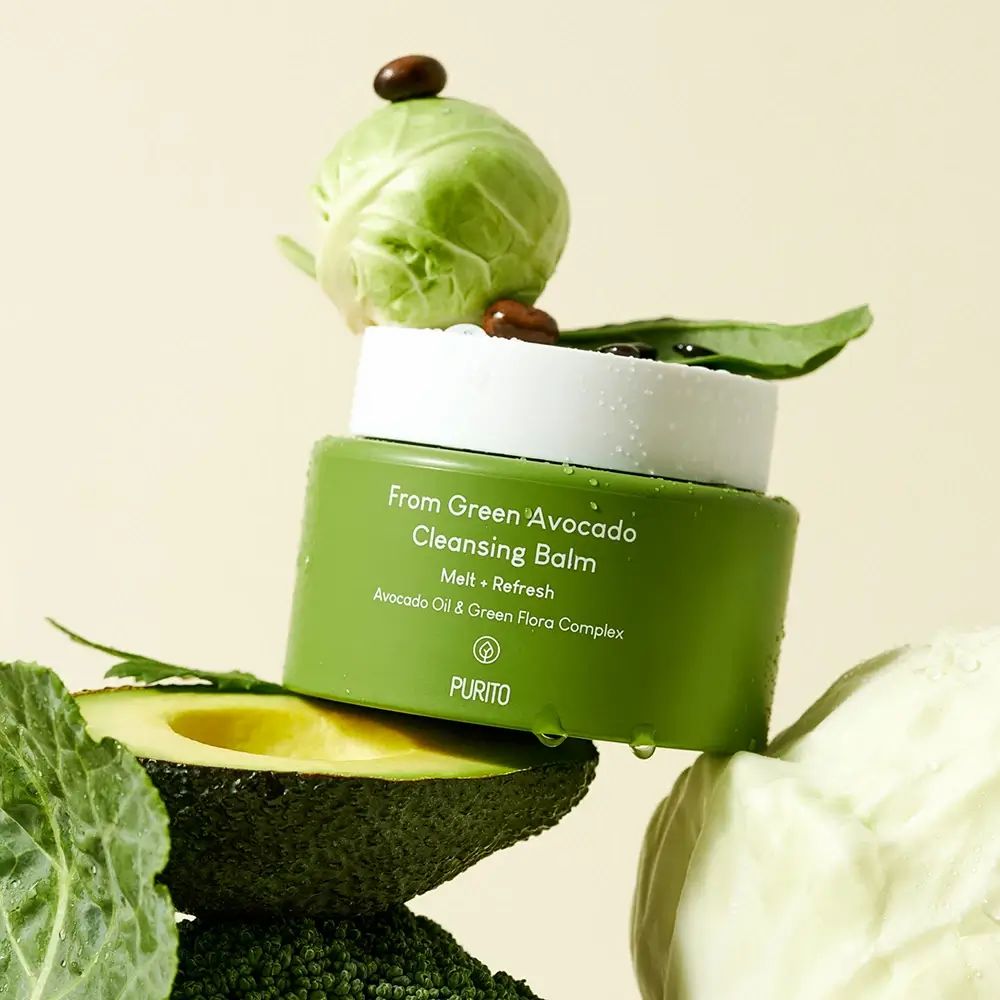 Groene pot met avocado, kool en spruiten. Opschrift: From Green Avocado Cleansing Balm. Merk: PURITO.