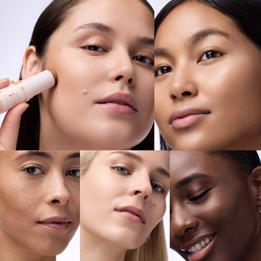 Vijf vrouwen met verschillende huidtinten. Eén vrouw brengt de Catrice Soft Glam Filter Stick aan.