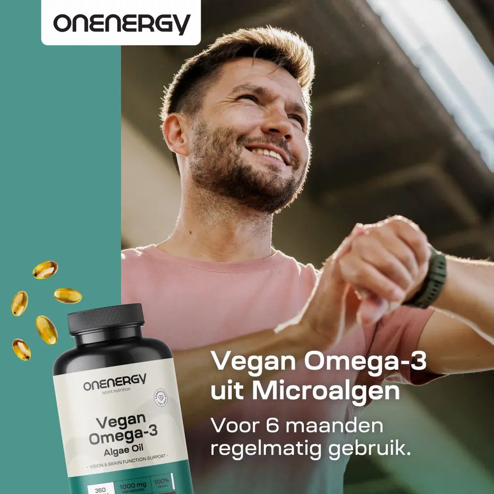 Man met fles OnEnergy Vegan Omega-3 uit algen, 360 softgels. "Vegan Omega-3 uit microalgen".