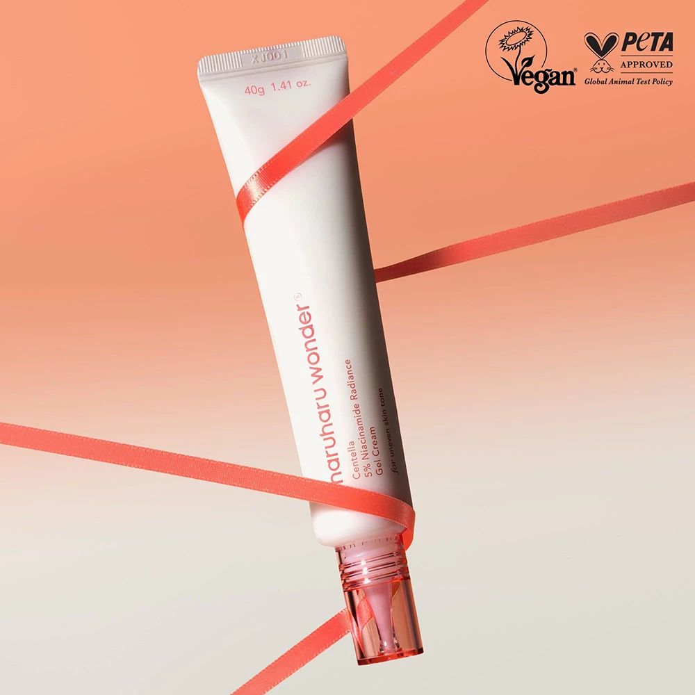 Tube blanc avec bouchon rose, entouré de rubans rouges. Texte : haruharu wonder, Centella 5% Niacinamide. Labels Vegan et PETA.
