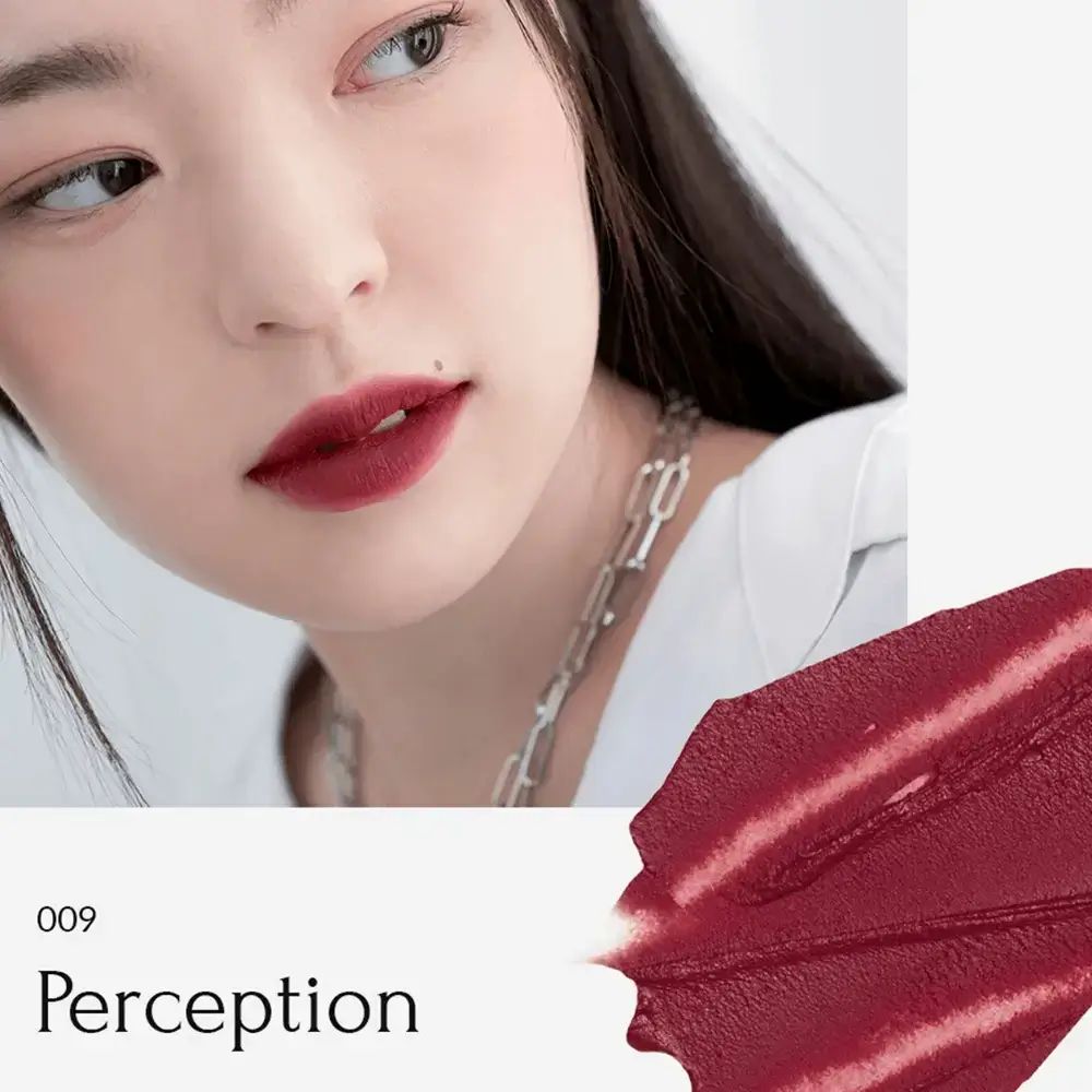 Vrouw met lippenstift. Lipkleur: 009 Perception. Tekst: Perception. Aangebracht op lippen en als kleurstaal.