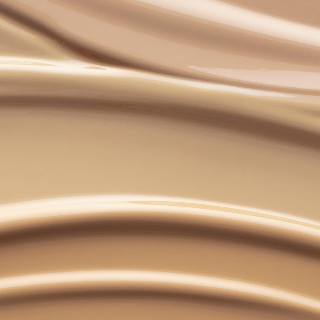 Close-up van gegolfde foundation sporen. Beige tint.