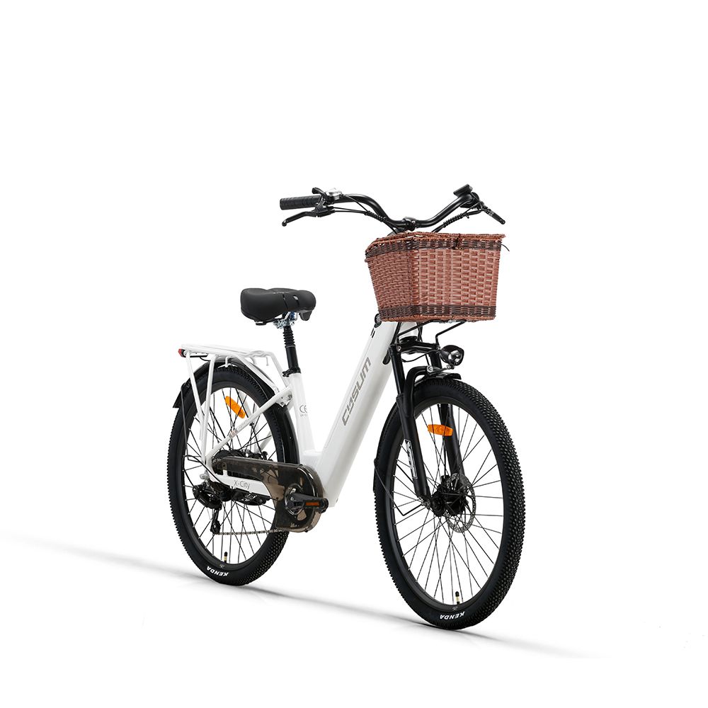Vélo électrique blanc avec panier marron, guidon et pneus noirs. Marque CYSUM.