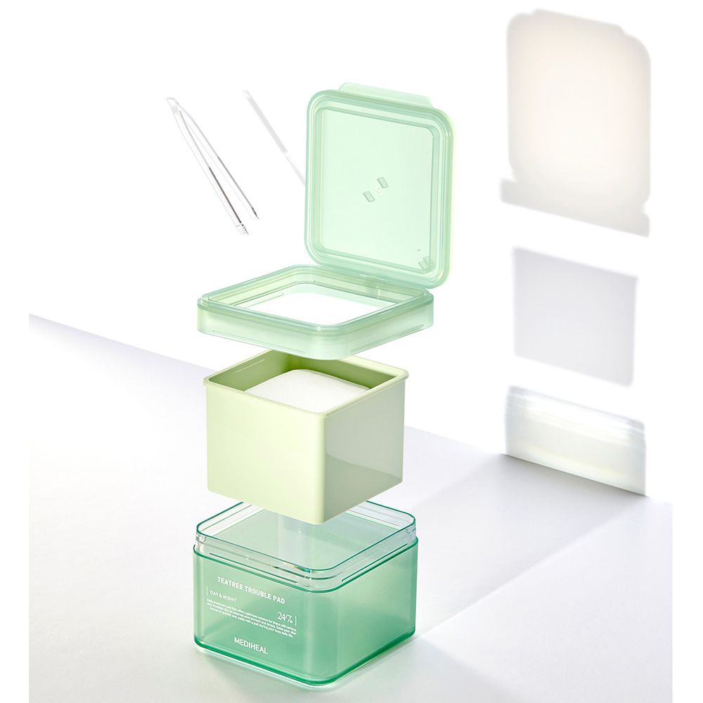 Trois parties de la boîte verte : couvercle, contenant des tampons, base. Pince à côté. Inscription : TEA TREE TROUBLE PAD, MEDIHEAL.