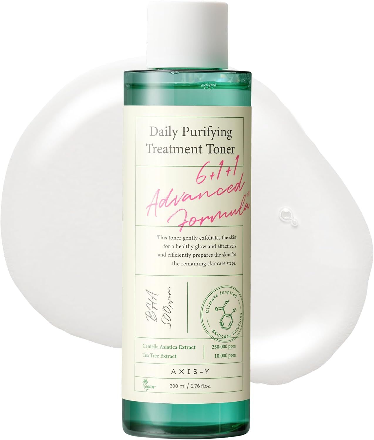 Une bouteille de toner. Inscription : Daily Purifying Treatment Toner, 6+1+1 Advanced Formula. Contient BHA 500ppm.