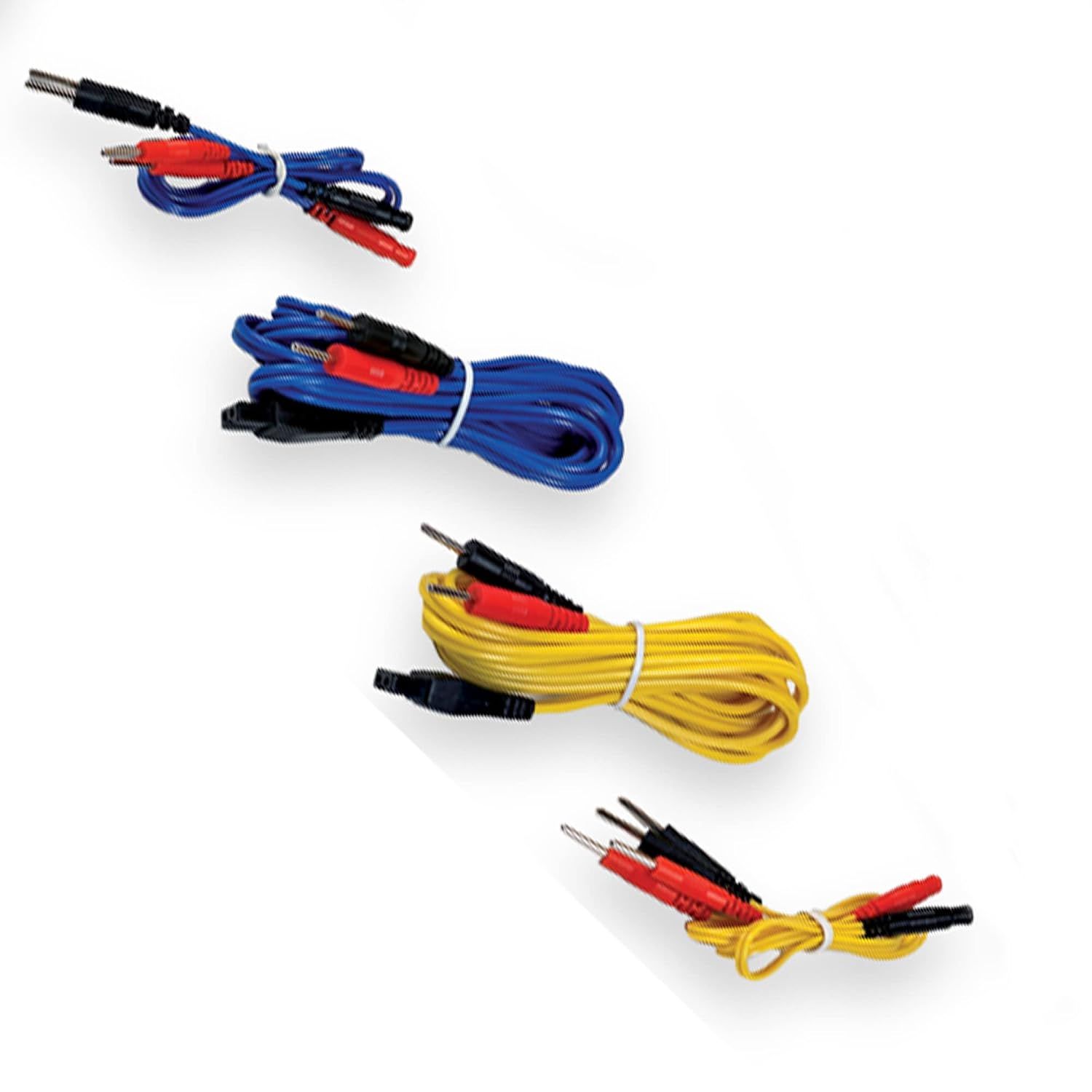 Quatre câbles groupés avec différentes fiches : bleus, bleus, jaunes et rouges.