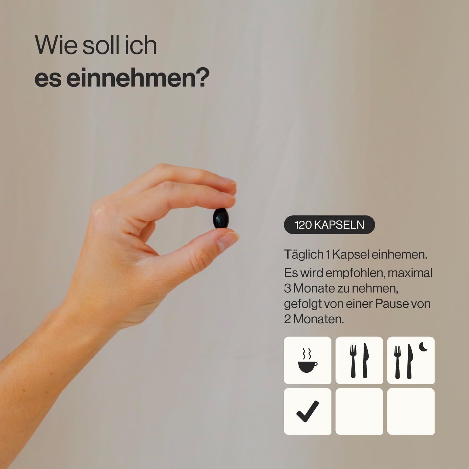 Hand houdt een zwarte capsule vast. Tekst: 120 capsules. Aanbeveling: 1 capsule per dag. Aanbevolen: 3 maanden, dan 2 maanden pauze. Symbolen: kopje, vork, mes, maan, vinkje.