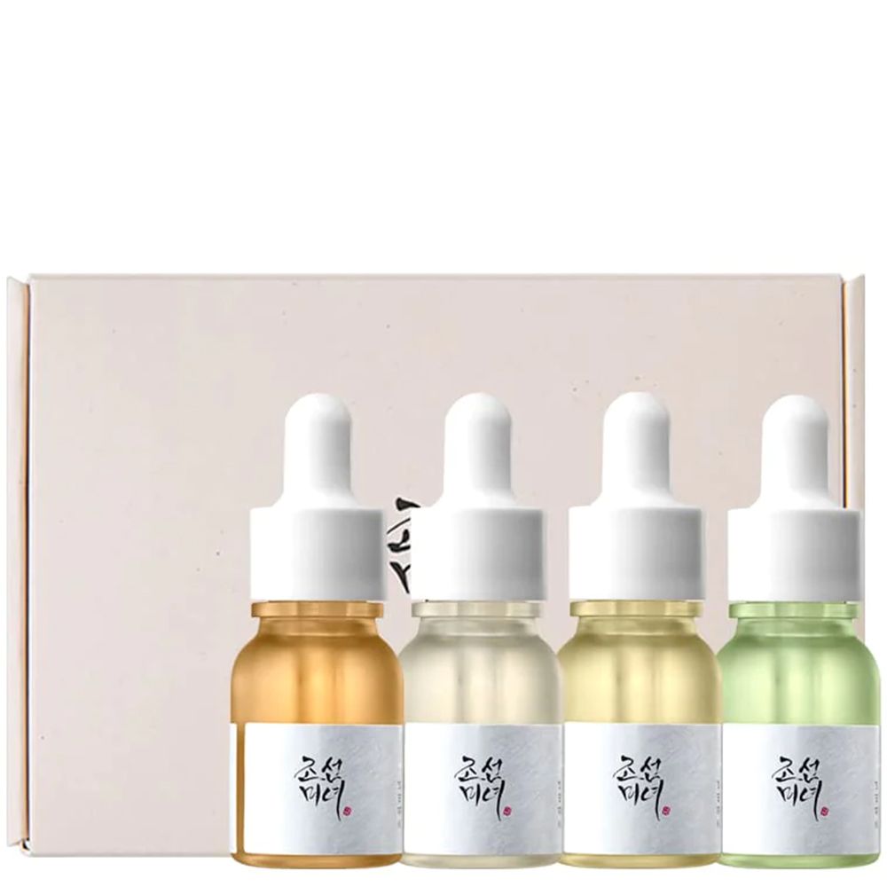 Vier kleine serumflesjes in een geschenkverpakking.