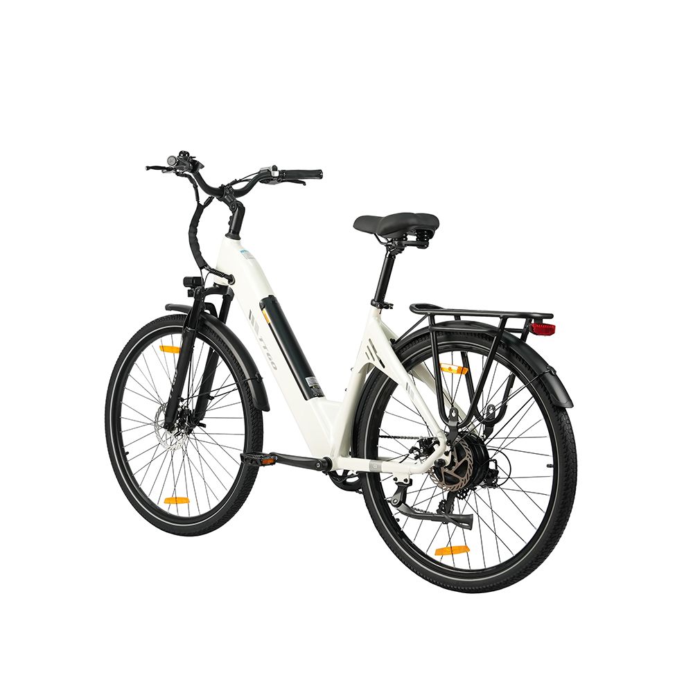 Vélo électrique blanc avec pneus noirs et porte-bagages. Marque visible : TTGO.