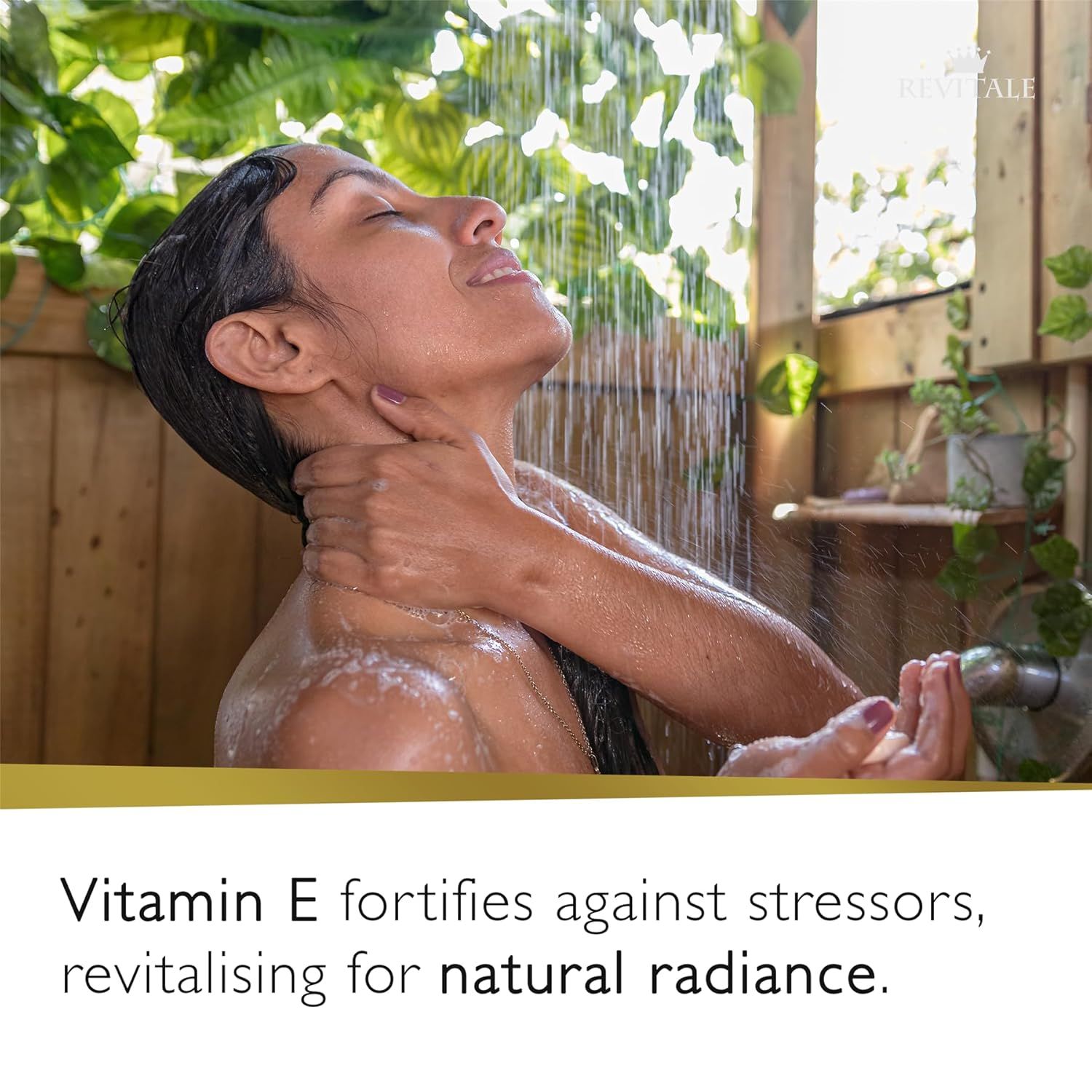 Vrouw onder de douche. Revitale-logo rechtsboven. Tekst: Vitamine E versterkt tegen stressfactoren, revitaliseert voor natuurlijke glans.