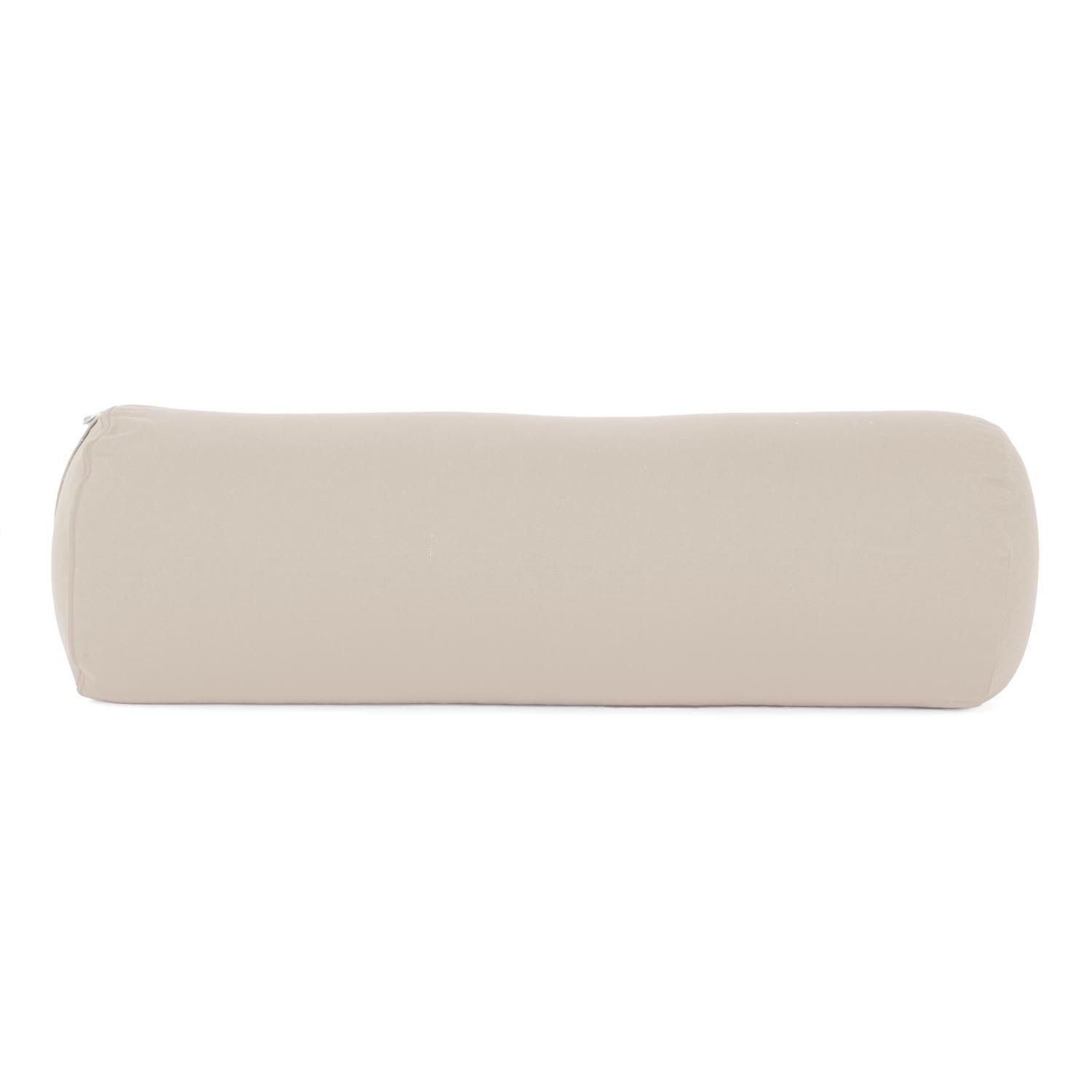 Beige yogabolster. Cilindrische vorm. Stoffen hoes. Label met logo. Weergegeven liggend.