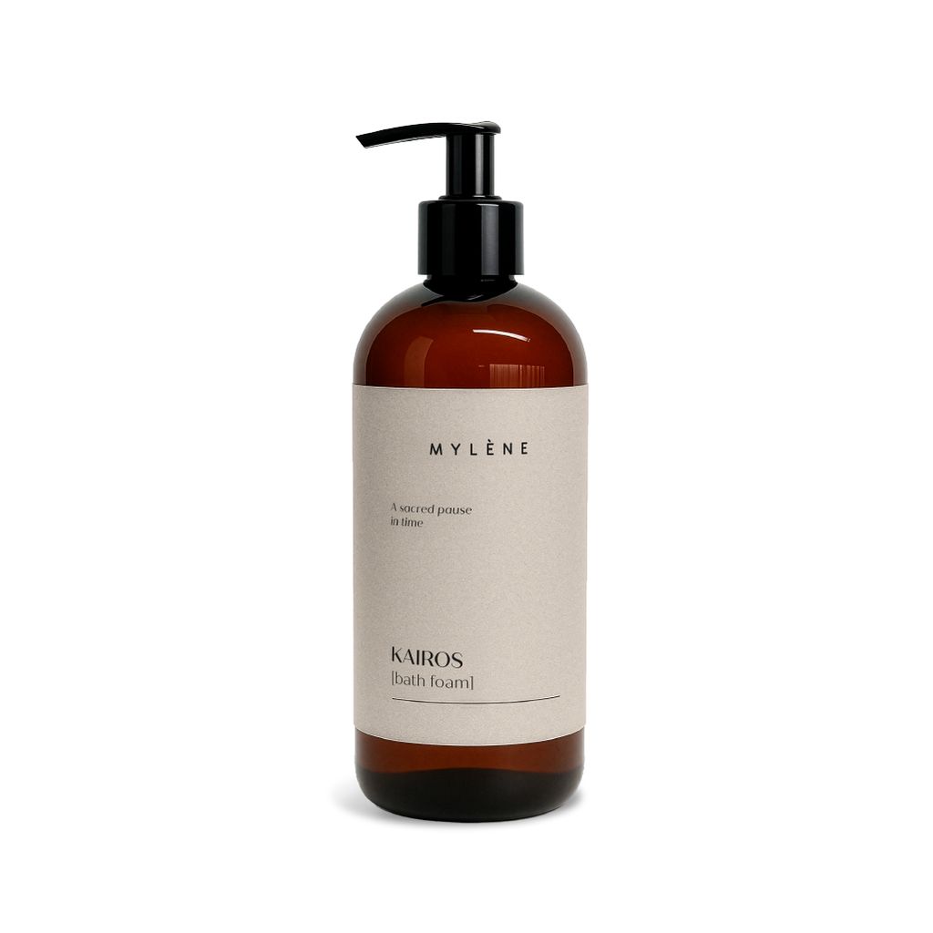 Bruine pompfles met licht etiket met "KAIROS [Bath foam]" erop.