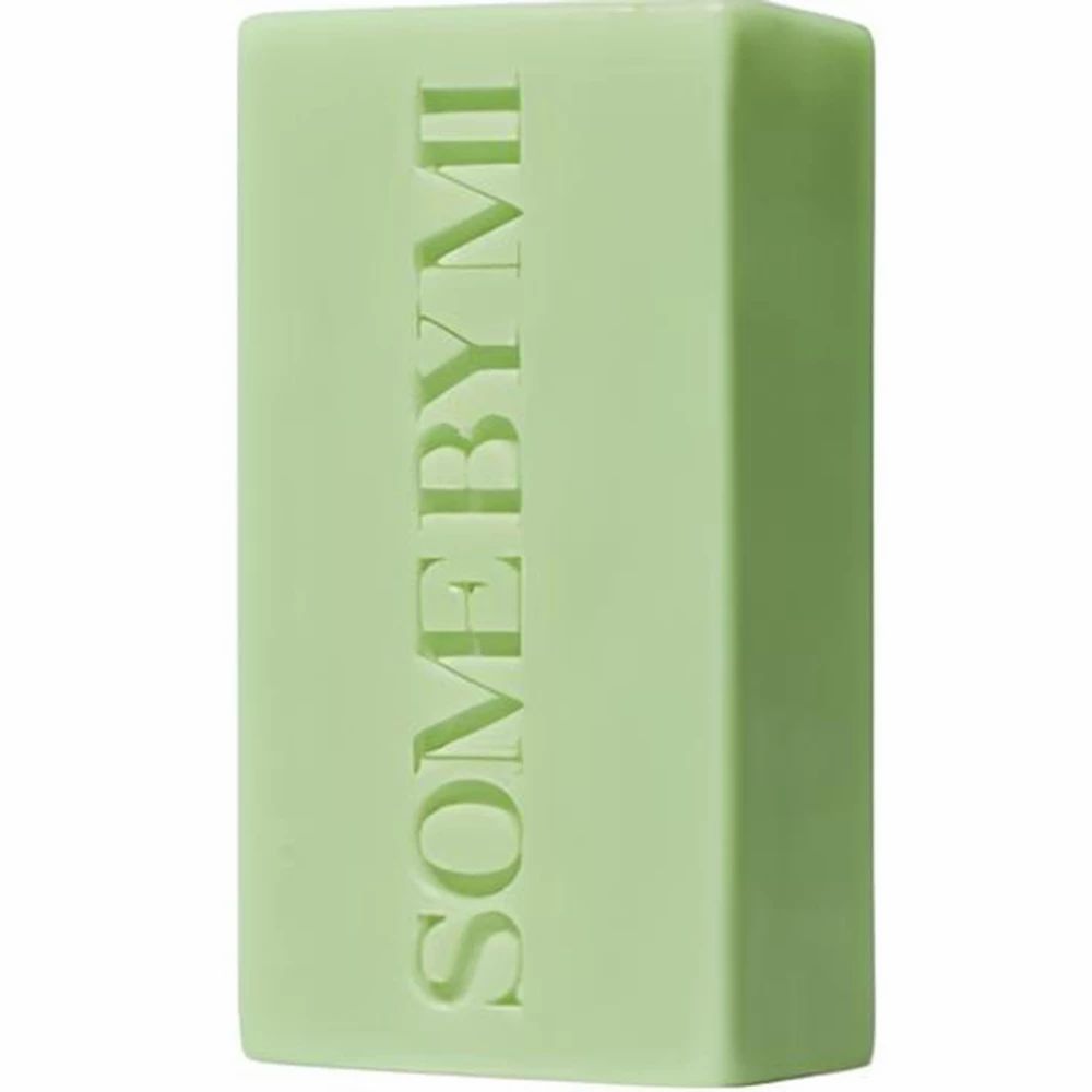 Pain de savon vert avec inscription verticale SOME BY MI. Forme rectangulaire.