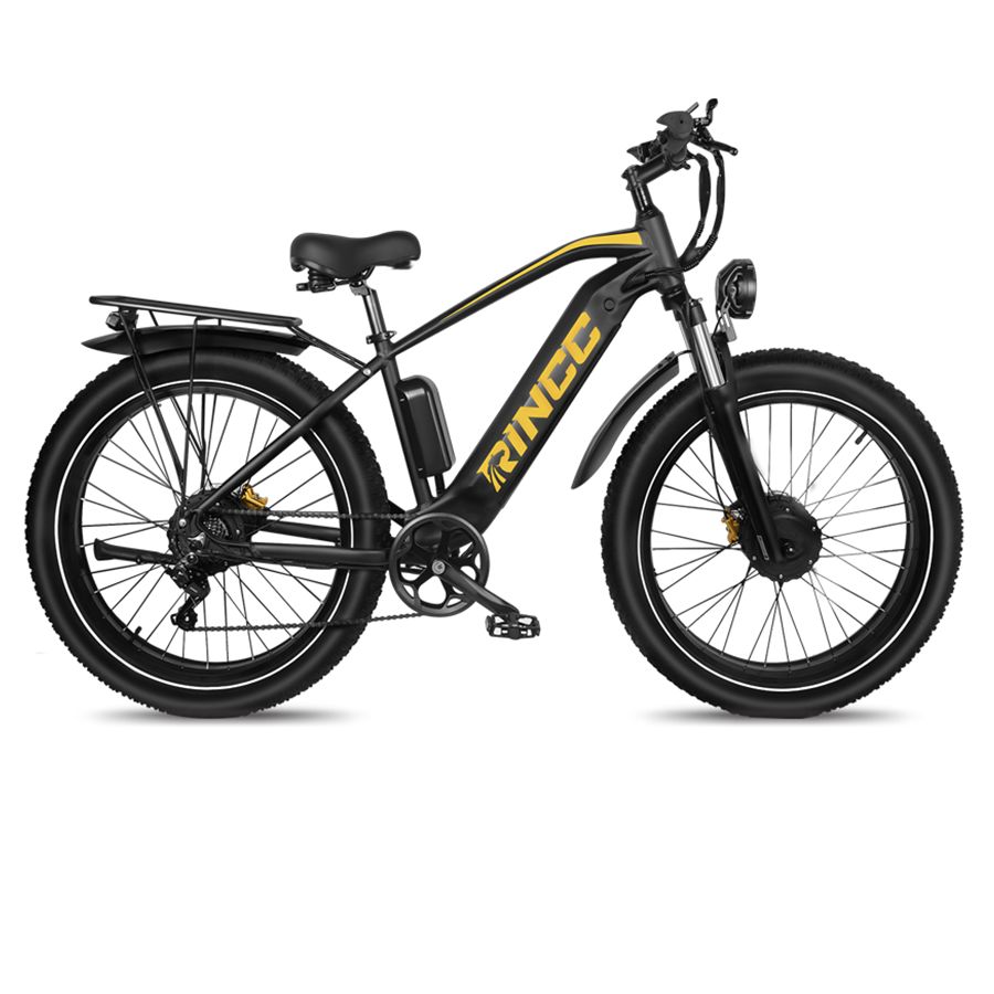 Zwarte elektrische mountainbike met spatborden en bagagedrager. Rincc-logo, dikke banden.